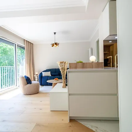 & Lounge *